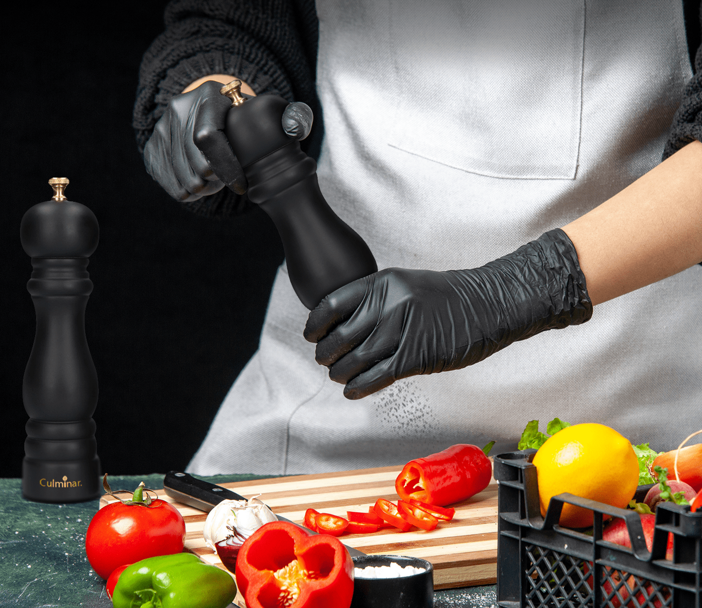 Moulins en bois avec mécanisme céramique sur fond blanc