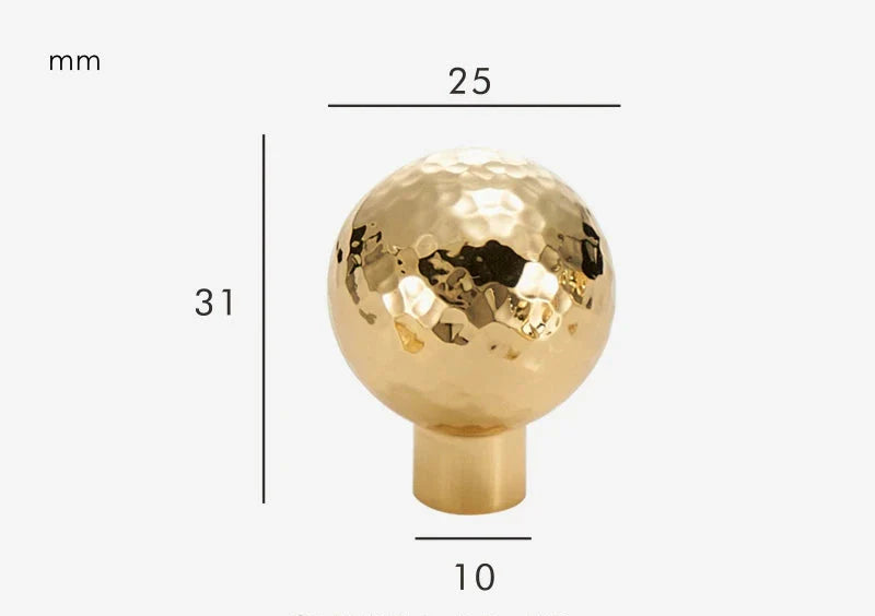 Bouton de meuble doré captant la lumière