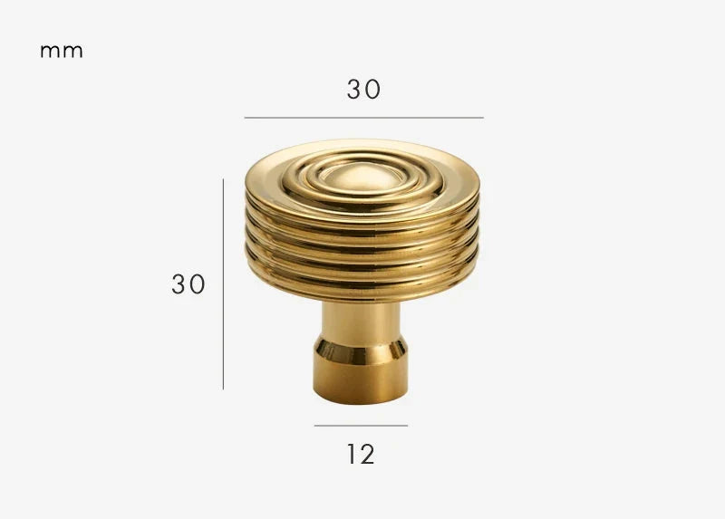 Vue latérale d'un bouton de meuble en laiton doré