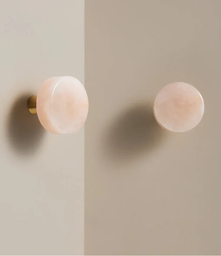 Bouton rond en laiton avec effet marbre rose élégant
