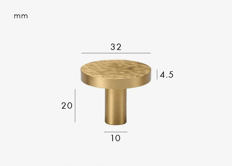 Vue latérale du bouton de meuble en laiton doré