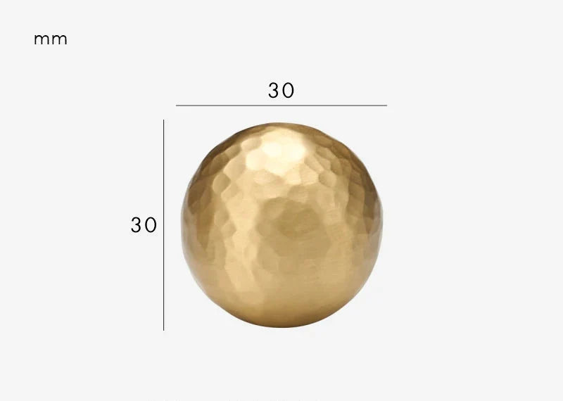 Détail de la texture unique du bouton en laiton doré