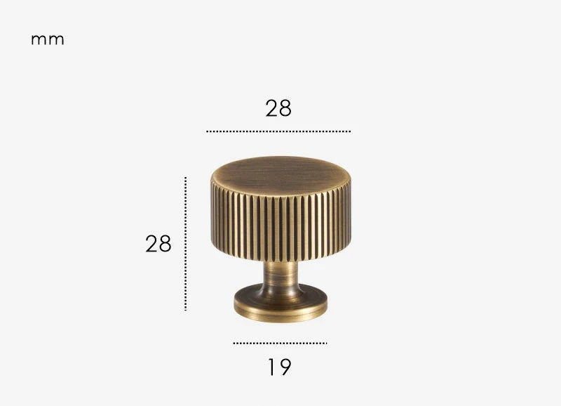 Vue rapprochée d'un bouton de meuble en bronze brossé