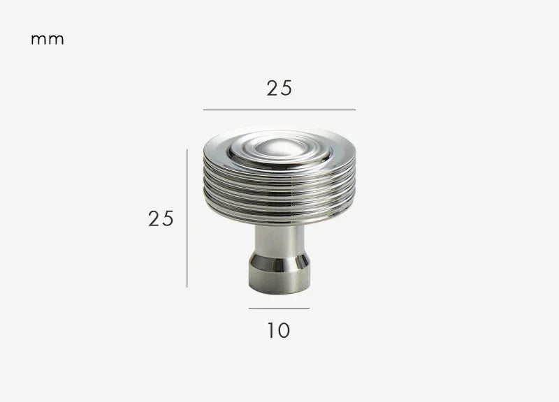 Gros plan sur un bouton de meuble en laiton brillant