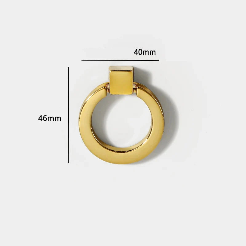 Bouton de meuble en laiton or brillant sur fond blanc