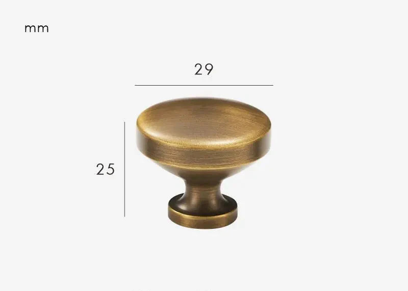 Bouton en bronze brossé installé sur un meuble en bois