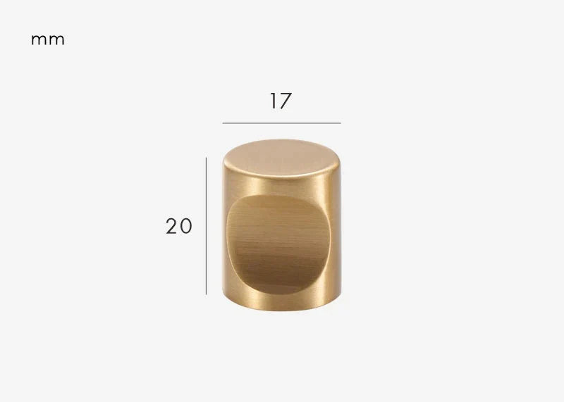 Vue rapprochée d'un bouton de meuble en laiton robuste