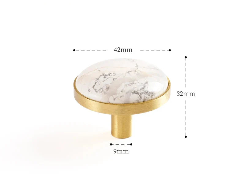 Gros plan sur la texture de la pierre blanche sertie dans le laiton