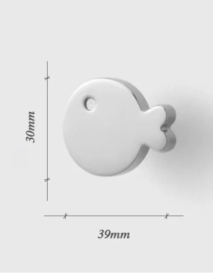 Vue latérale d'un bouton poisson chromé, détails du laiton