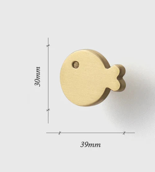 Bouton poisson or brossé, monté sur un tiroir en bois