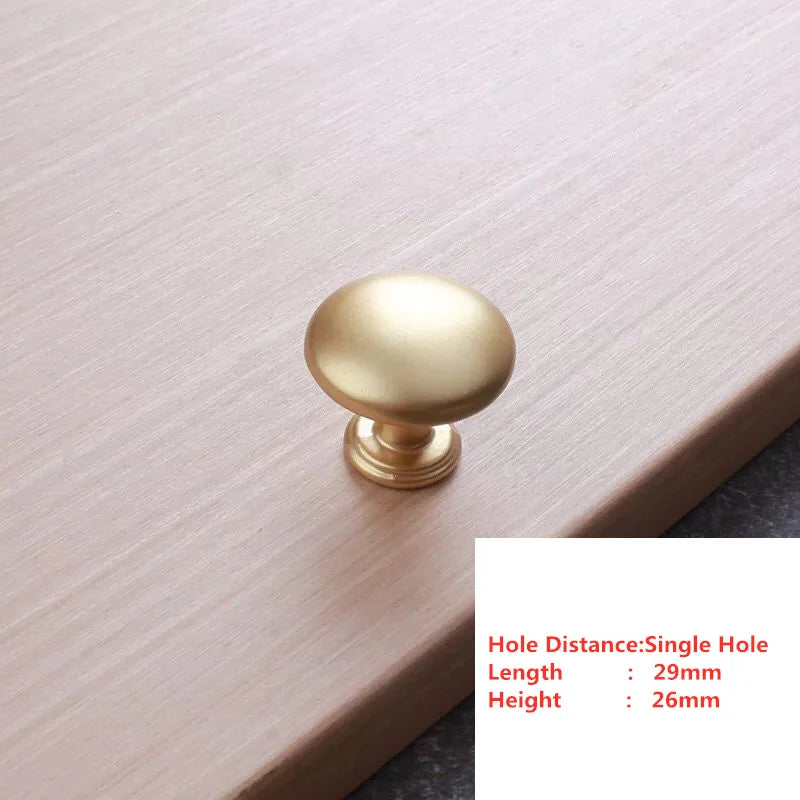 Gros plan sur la texture or brossé du bouton champignon