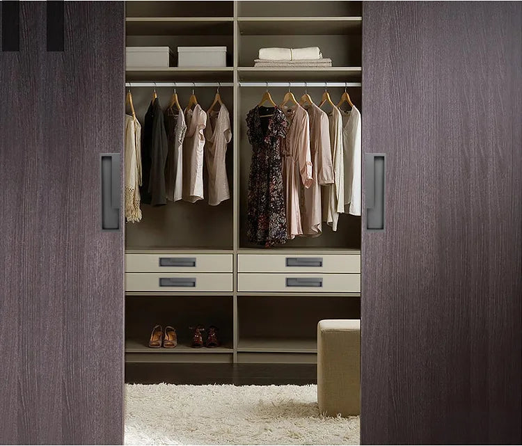 Poignée encastrée grise mise en situation sur un meuble