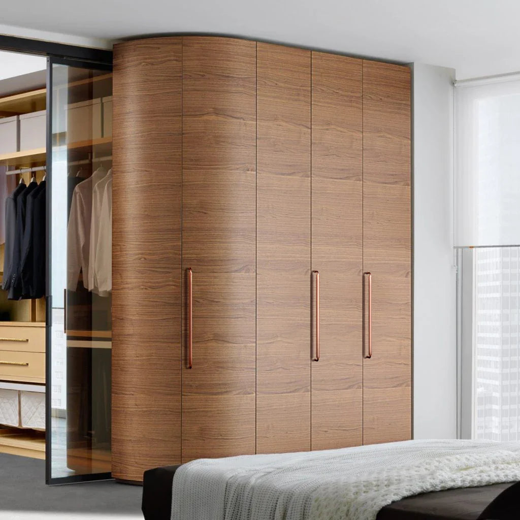 Vue rapprochée de la texture cuivrée de la poignée