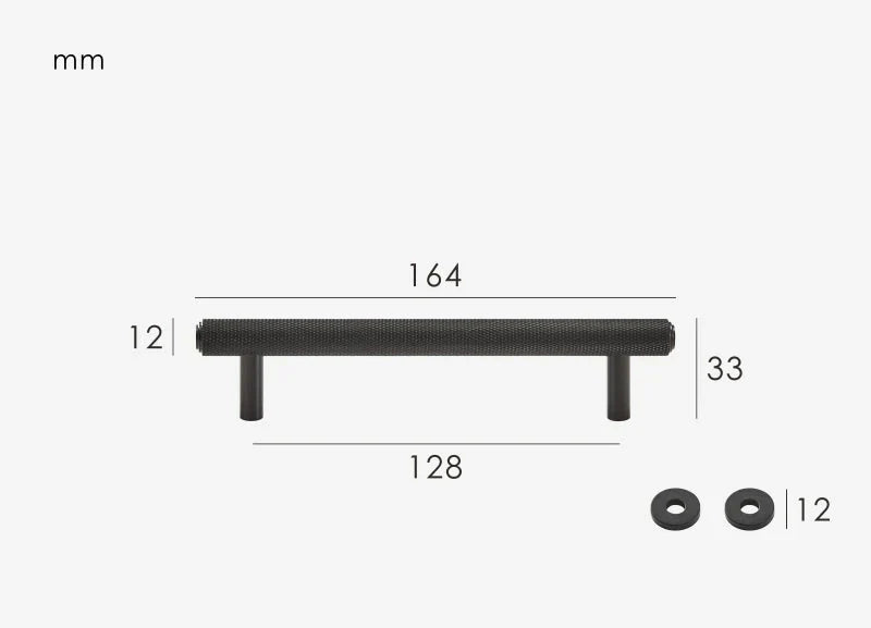 Poignée noire en laiton sur meuble de cuisine