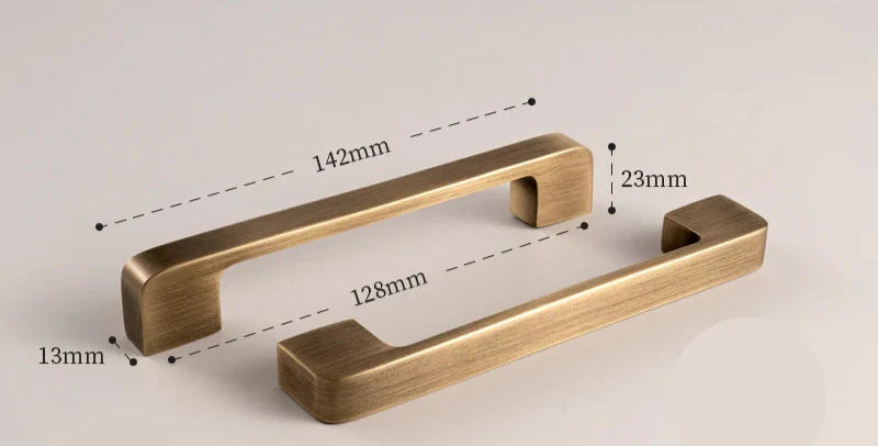 Poignée en laiton bronze sur une surface en bois clair