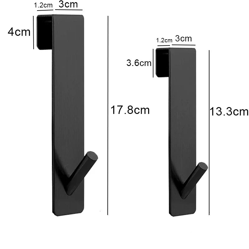 Porte serviette noir mat fixé sur mur blanc