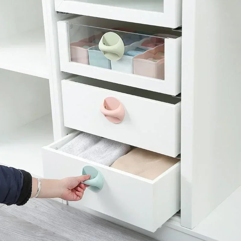 Poignée verte installée sur une porte en bois clair