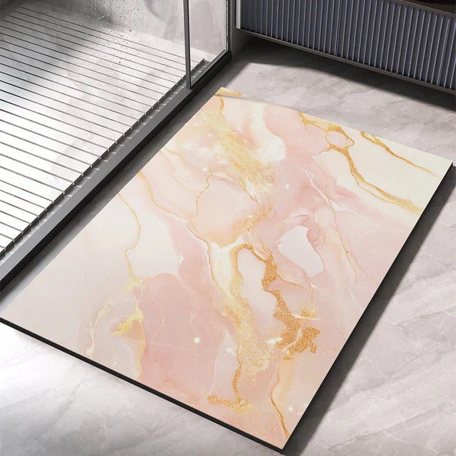 Vue latérale d'un tapis de bain rose absorbant