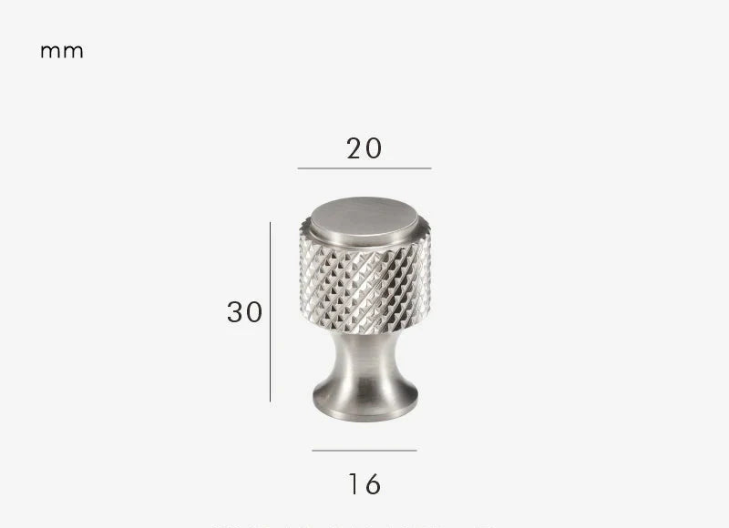 Gros plan sur la texture du bouton en laiton argenté