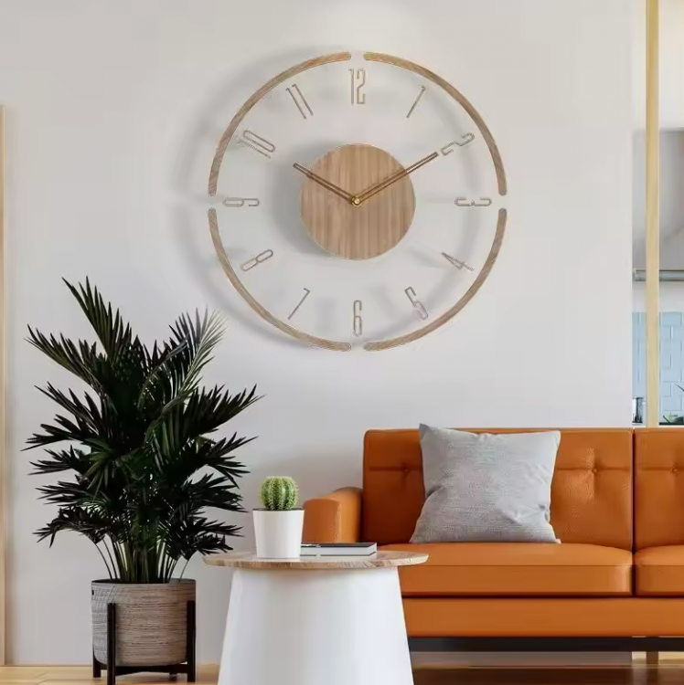 Horloge murale installée dans un salon moderne