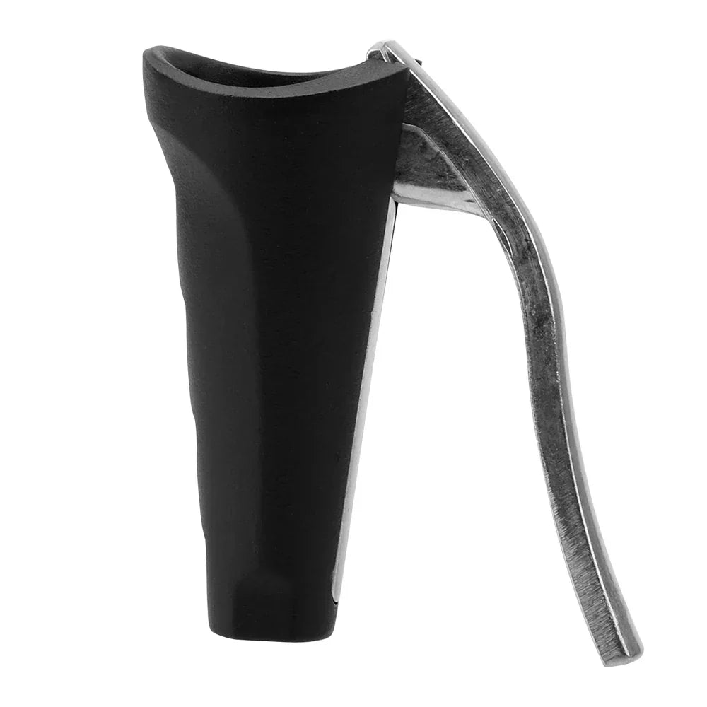 Casse-noix montrant sa capacité à casser différentes tailles de noix