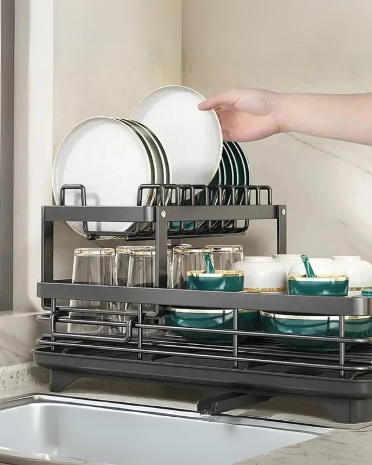 Détail des crochets pour ustensiles sur le séchoir