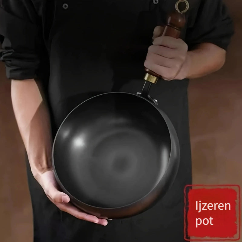 Poêle en fonte avec couvercle légèrement soulevé