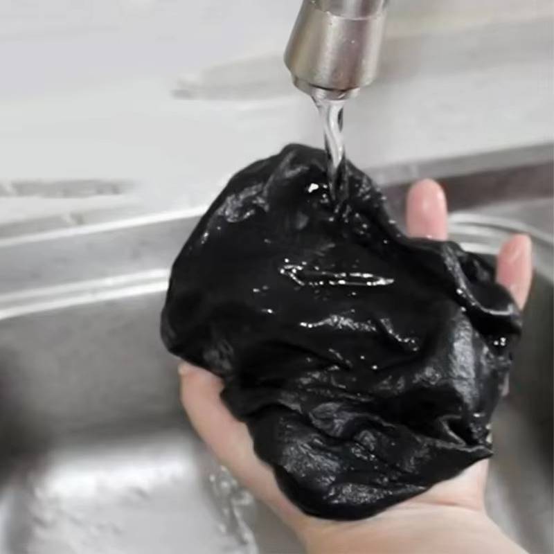 Chiffon microfibre utilisé pour nettoyer l'intérieur d'une voiture