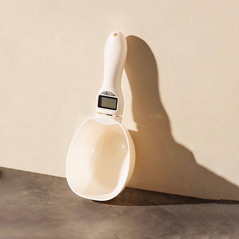 Cuillère de la balance remplie d'huile pour une mesure précise