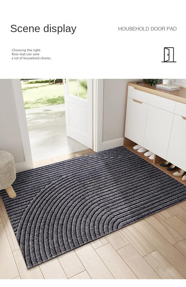 Tapis vert sur sol humide, montrant sa durabilité