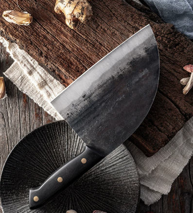 Gros plan sur la lame robuste du couteau de cuisine