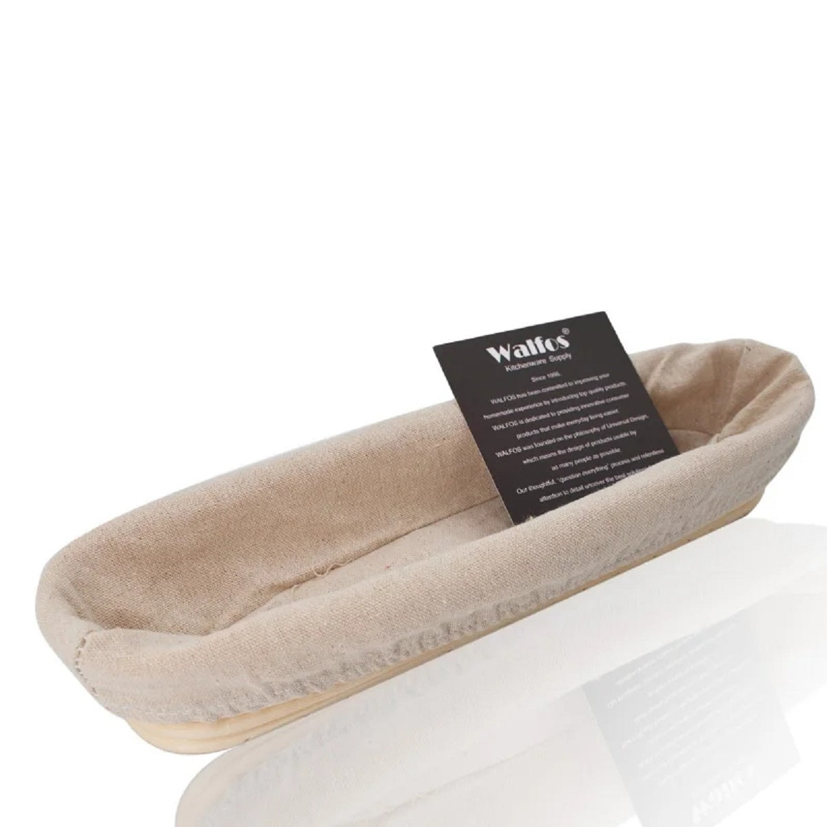 Panier en rotin avec pain au levain doré