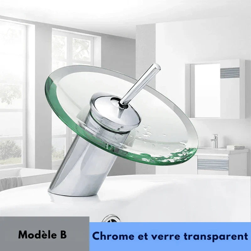 Robinet cascade en fonctionnement, eau s'écoulant en cascade