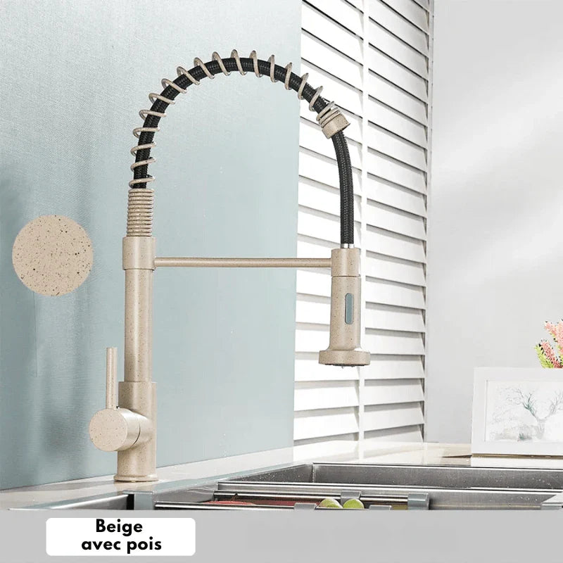 Robinet doré avec détails beige et motifs à pois