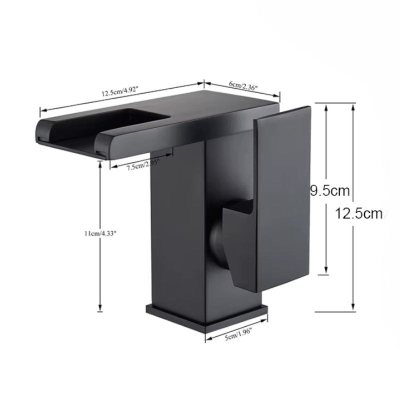 Vue rapprochée du robinet LED montrant le jet en cascade