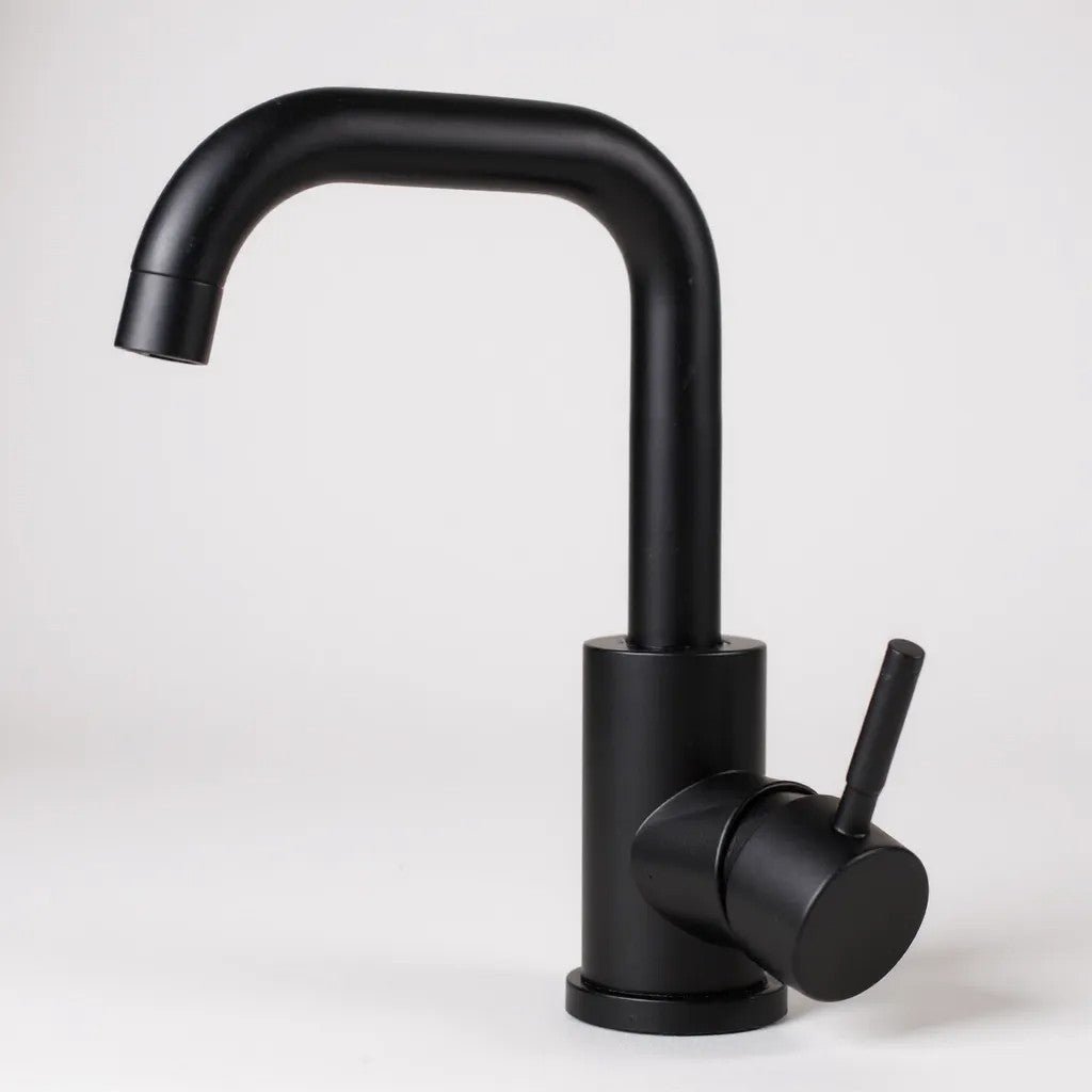 Robinet angulaire installé sur un lavabo moderne