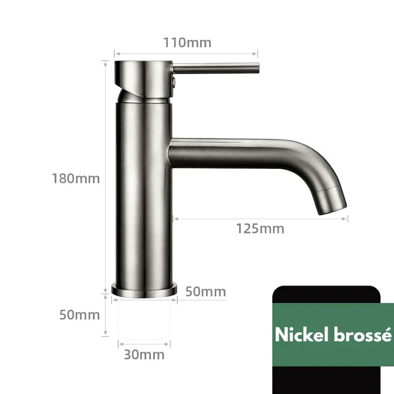 Vue de profil d'un robinet nickel brossé en laiton