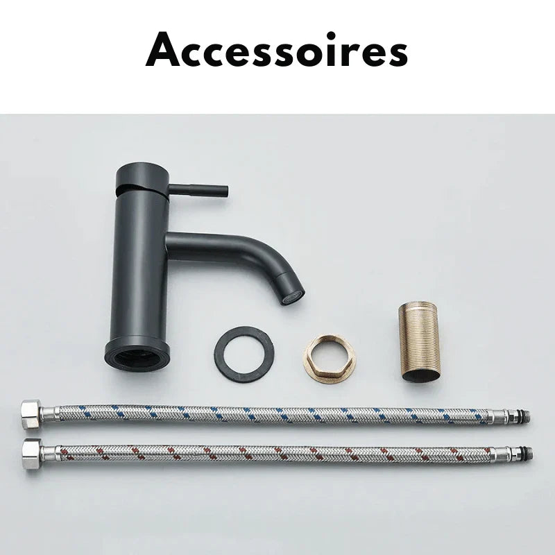 Robinet doré avec détails de finition brossée