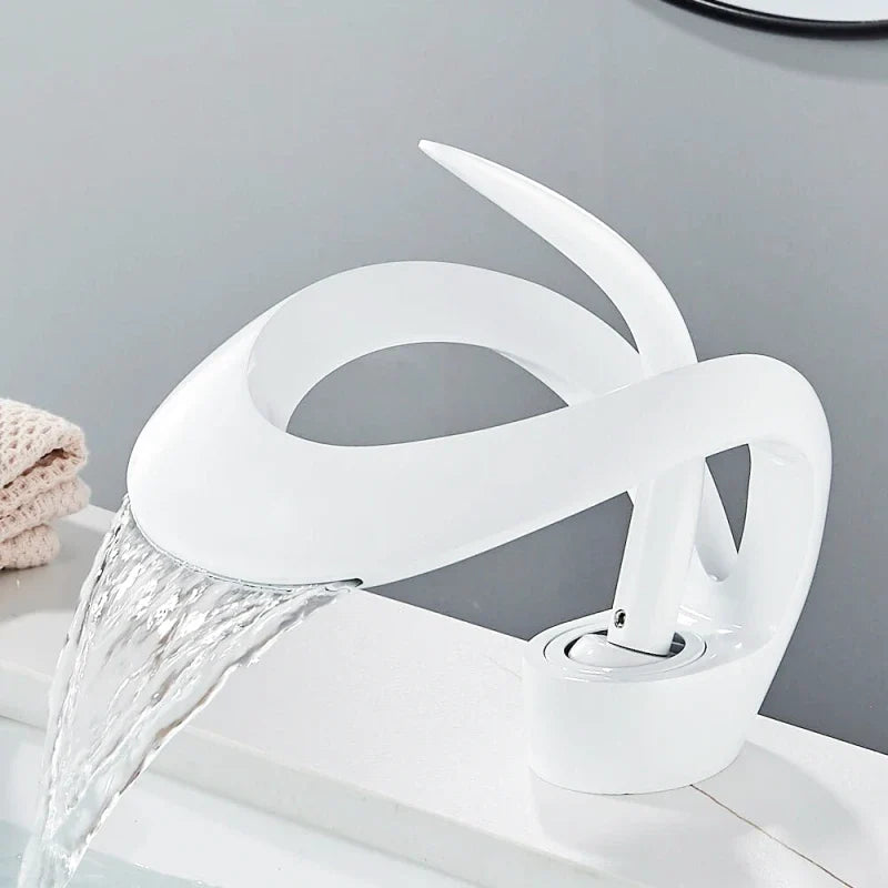 Robinet blanc avec effet cascade, design épuré