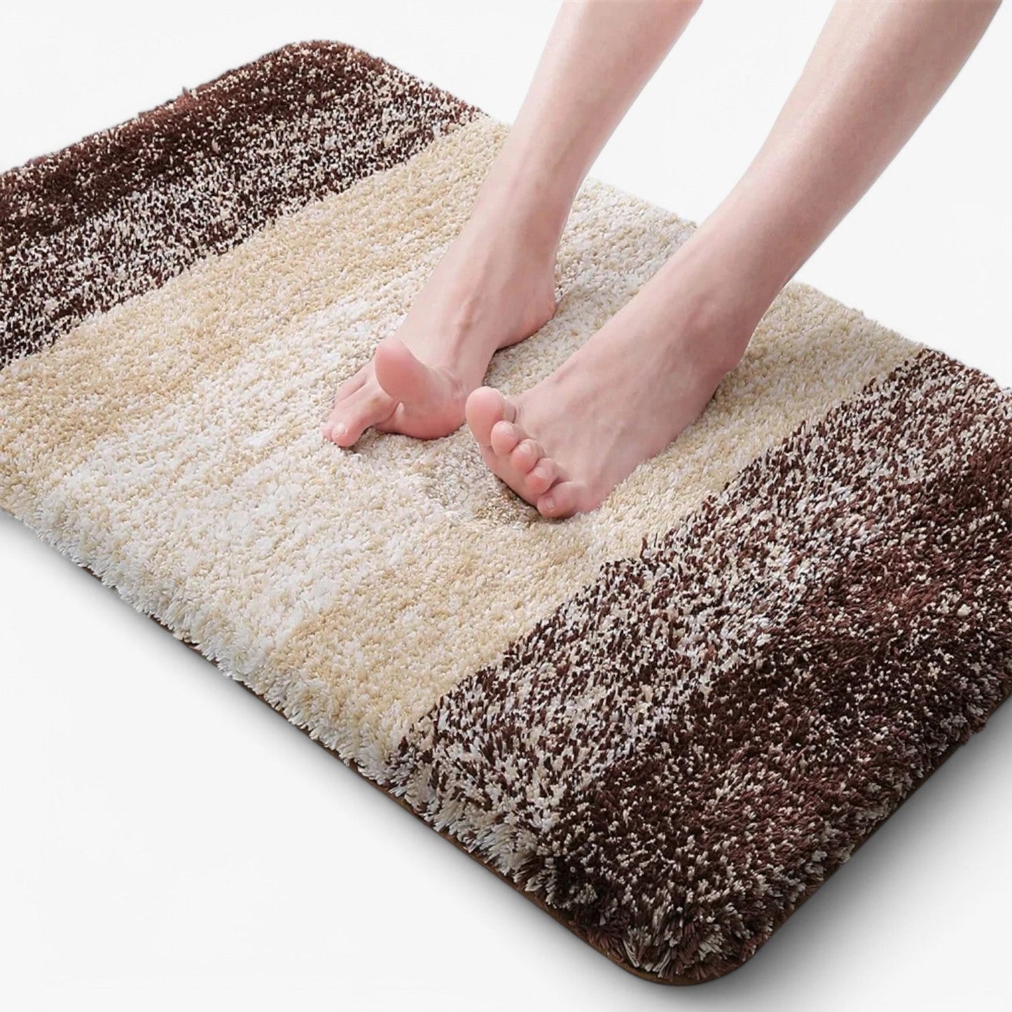 Tapis de bain bleu en microfibres sur sol carrelé