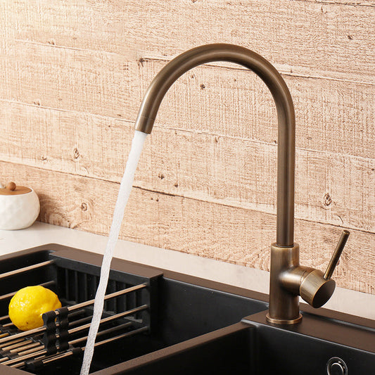 Vue d'ensemble du robinet de cuisine installé sur un évier