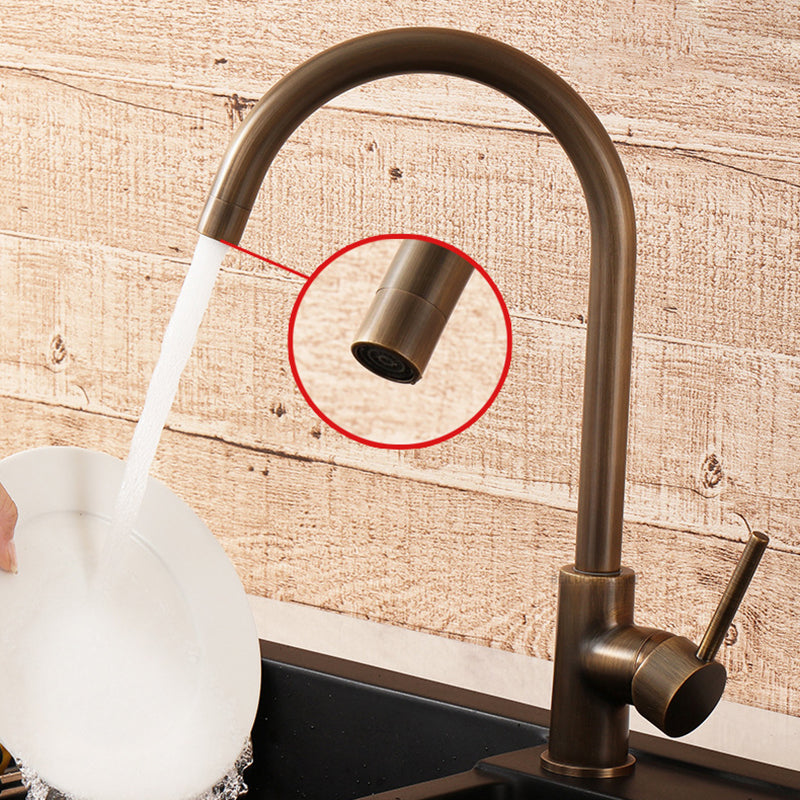 Vue latérale du robinet avec aérateur intégré