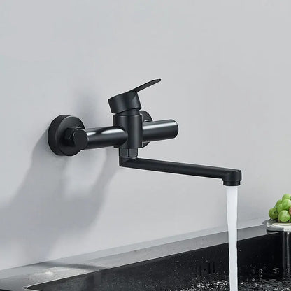 Robinet moderne installé au-dessus d'un évier, design élégant