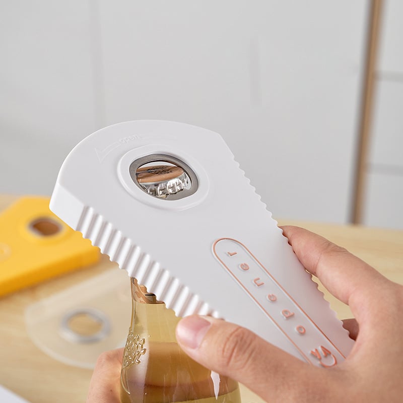 Ouvre-boîte en action sur une bouteille