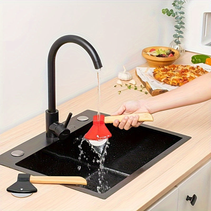 Coupe-pizza hache utilisé sur une pizza fraîche