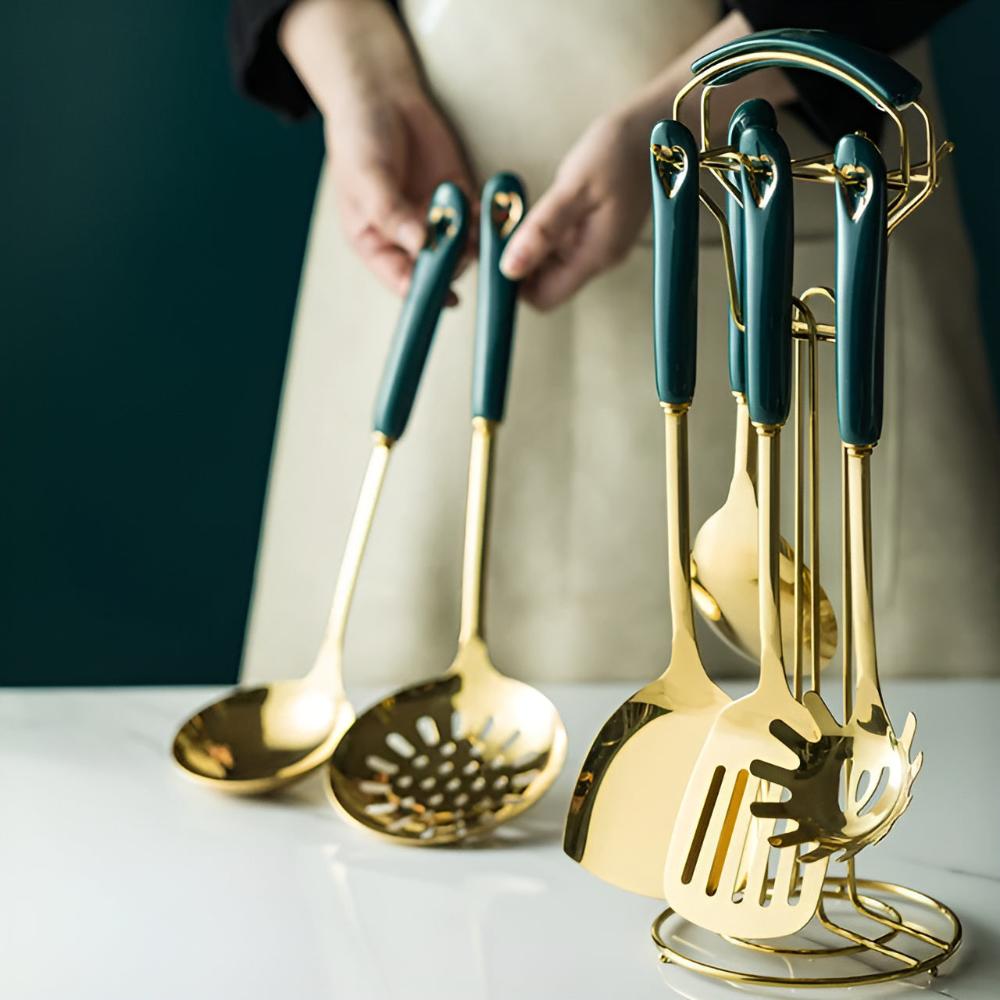 Cuillère racleuse dorée avec manche ergonomique