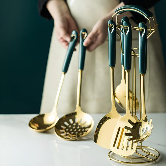 Cuillère racleuse dorée avec manche ergonomique