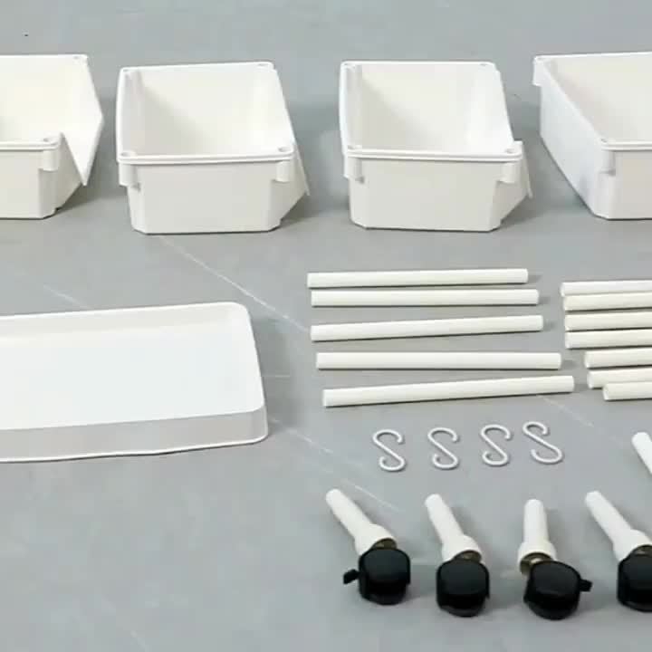 Chariot de rangement dans une salle de bain avec serviettes