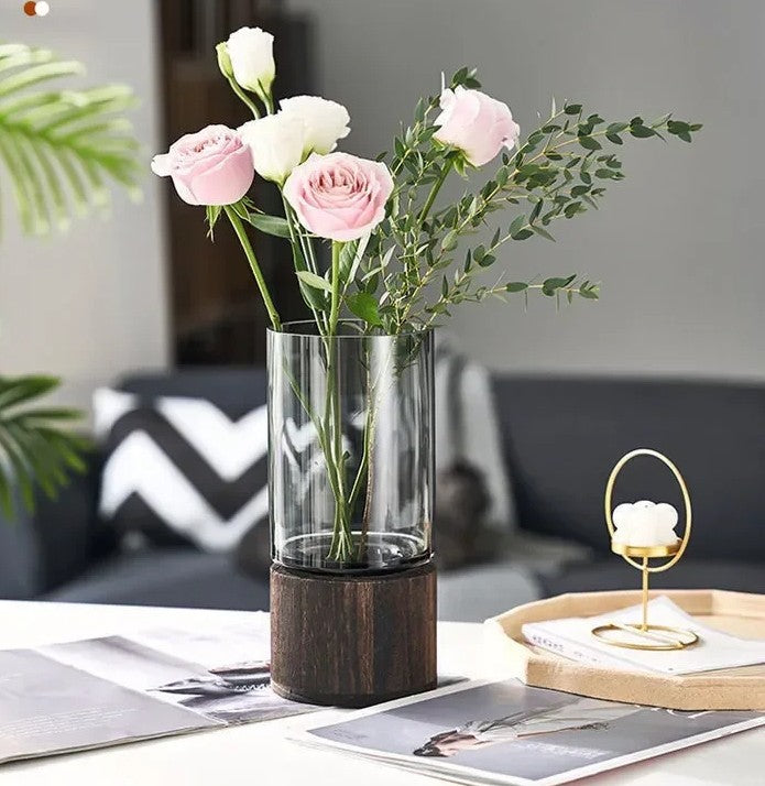 Ensemble de vases en verre et bois sur une table