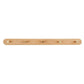 Porte-manteau en bois et laiton dans une salle de bain
